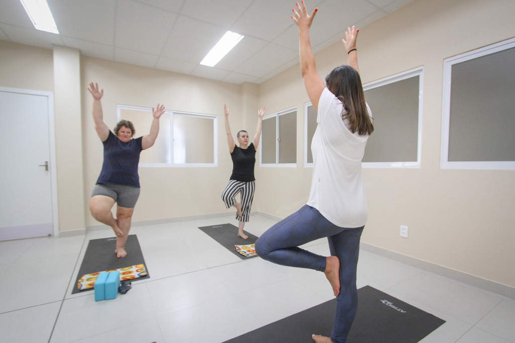 Foto: Jô Folha - DP - Benefícios da ioga têm motivado que as participantes realizem os exercícios na rotina diária em casa