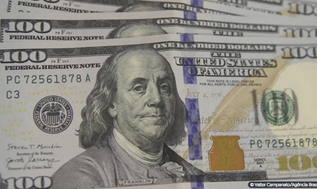 Dólar aproxima-se de R$ 5 após anúncio de nova política industrial