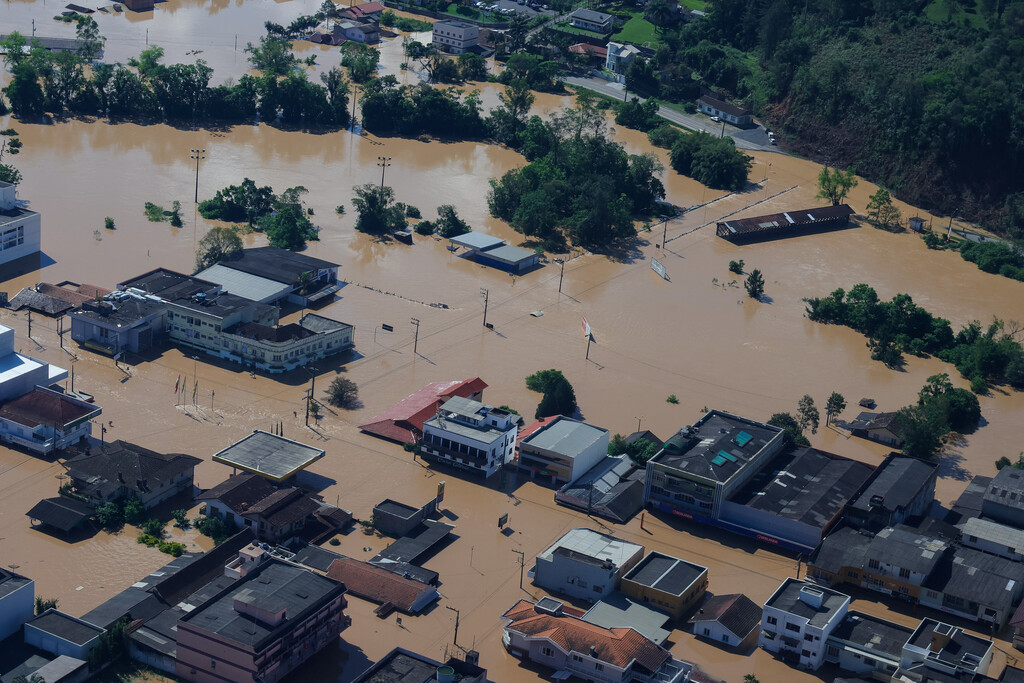 Jorginho Mello veta R$ 58 milhões para ações de combate a enchentes no Vale do Itajaí