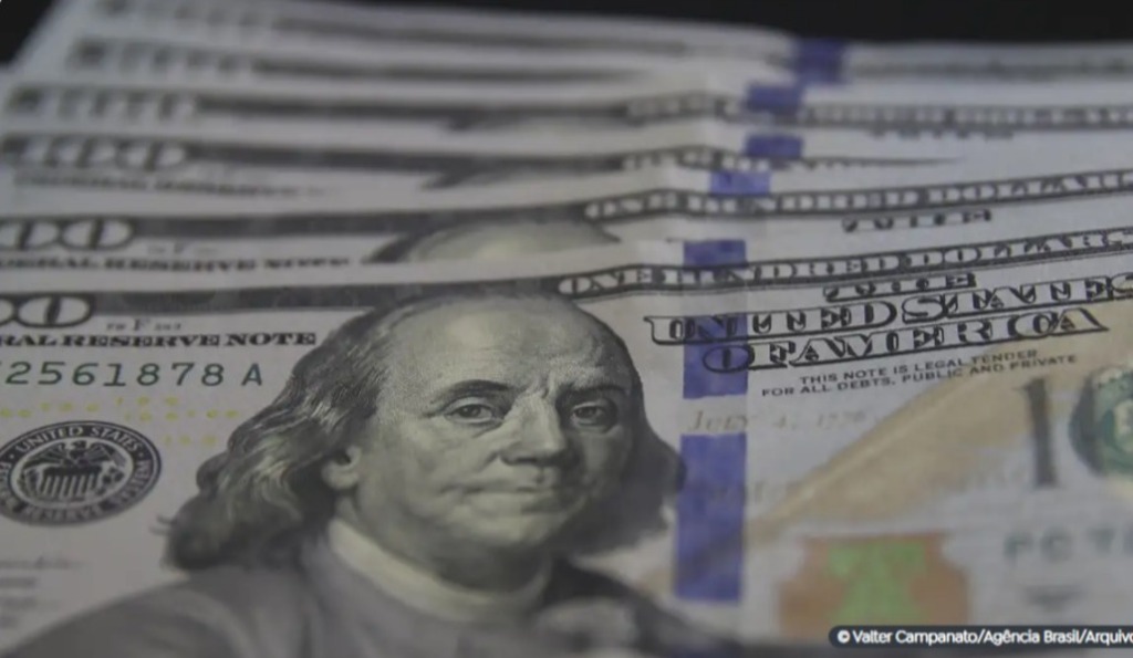 Dólar fecha a R$ 4,95, após chegar a R$ 5 no início do dia