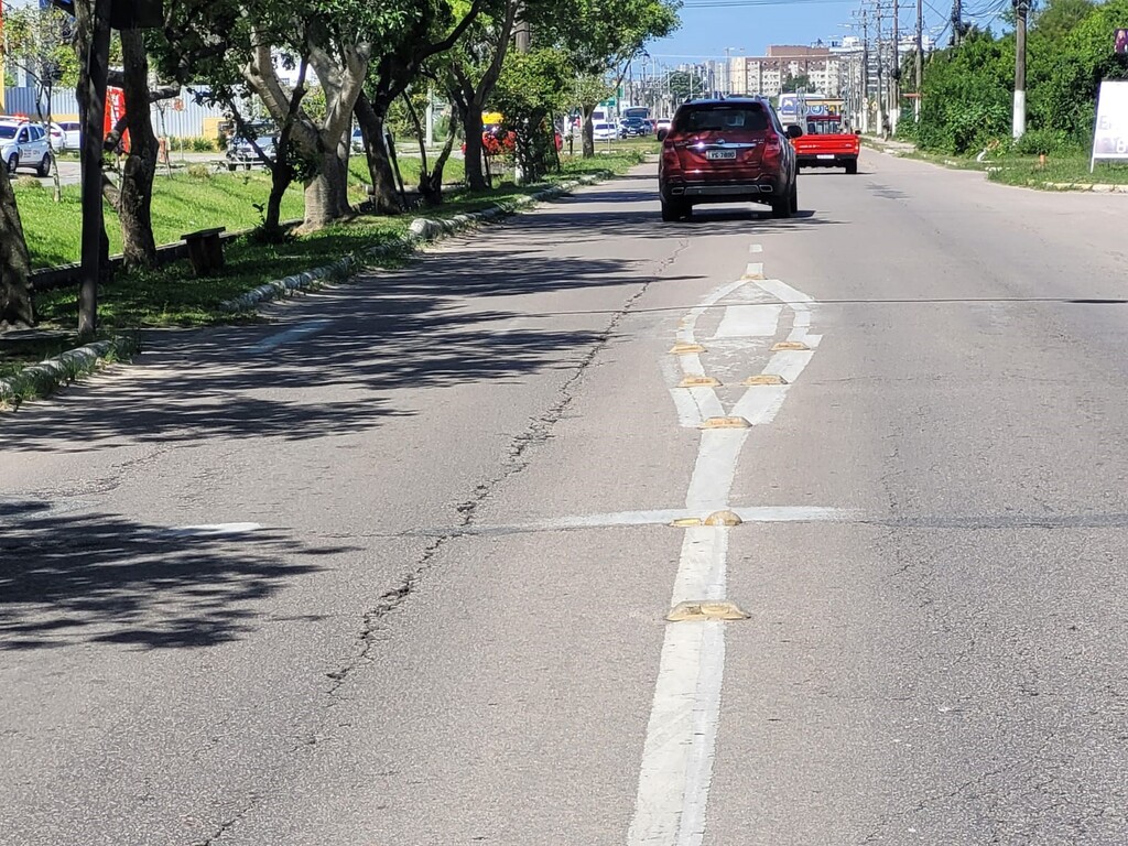 Foto: JRC - DP - No projeto de revitalização das duas pistas da avenida Ferreira Viana, uma ação mais que necessária será realizada. É a eliminação dos dois espaços demarcados(foto), em frente ao prédio do Foro. A proposta inicial era para servir de ponto de referência para a travessia de pedestres, que ficariam na parte central. Muito perigoso e nunca foi usado como tal. Secretário de Trânsito, Flávio Al-Alam (PSDB) informa que no sentido centro/bairro, serão duas pistas de rolamento mais a ciclovia, junto ao meio-fio. No sentido bairro/centro, três pistas para fluxo dos veículos.