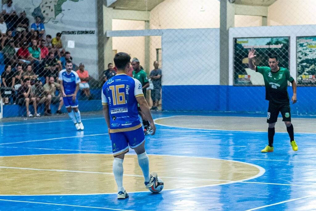 Foto: Rafael Bieger - Valência, de uniforme azul, garantiu vaga nas quartas de final ao derrotar adversário de Manoel Viana