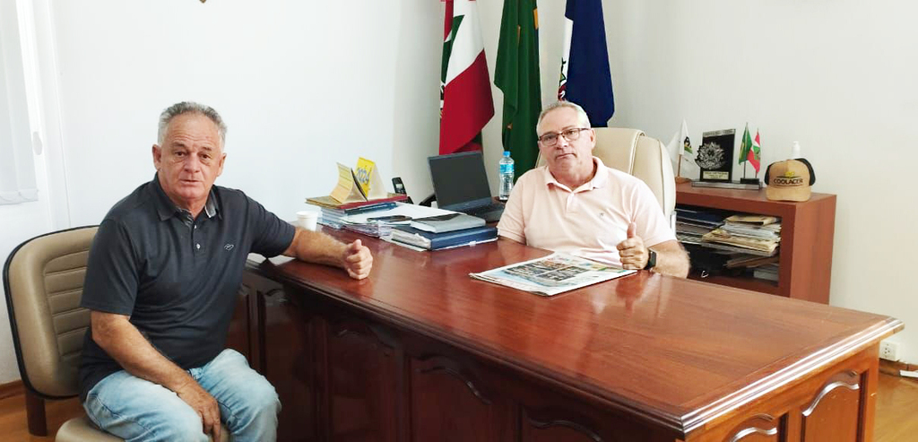  - Foto legenda: No gabinete do Executivo de Lacerdópolis Azevedo e o prefeito Calegari, os quais são amigos há muito tempo.