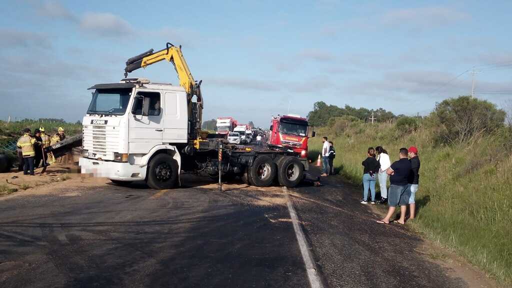 título imagem Identificada a vítima de acidente entre dois caminhões na BR-290