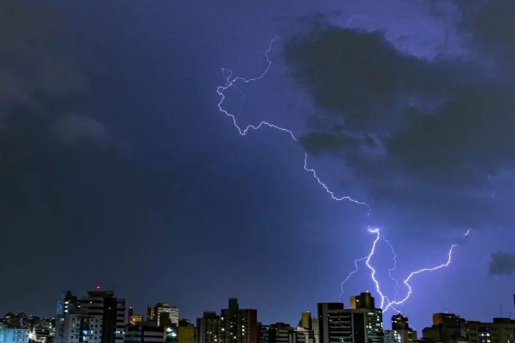 Brasil lidera número de raios: saiba como se proteger em tempestades