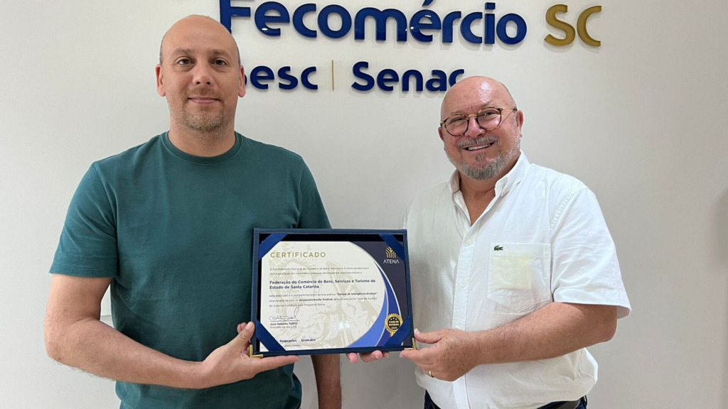 Divulgação - O presidente da Fecomércio/SC, Hélio Dagnoni, entrega certificado do case ao analista de Business Intelligence da Fecomércio/SC, Jeferson da Cunha Rocha que representou o corpo técnico do setor