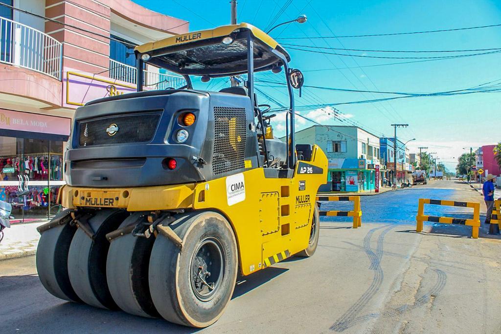 OBRAS DE RECUPERAÇÃO DE ASFALTO NO CENTRO DE PRAIA GRANDE CONTEMPLAM A RUA NEREU RAMOS