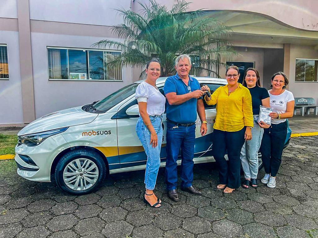 VEÍCULO 0KM É ENTREGUE À  ASSISTÊNCIA SOCIAL DE MAMPITUBA