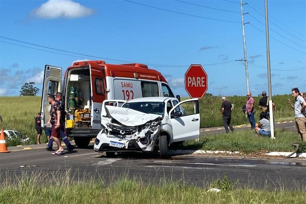 título imagem VÍDEO: colisão entre veículos deixa duas pessoas feridas no trevo de acesso ao Bairro Tancredo Neves