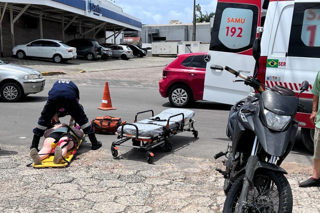 Colisão de motocicletas deixa duas pessoas feridas no Trevo da Cancha