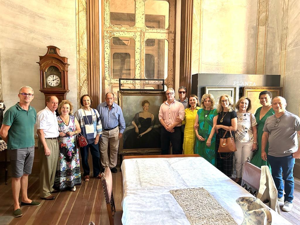 Foto: Divulgação - DP - Oswaldo Maciel (ao lado do quadro à esquerda), que  trouxe as obras que retratam avó e a mãe do empresário, foi recepecionado por integrantes da Ambar e pela direção do Museu