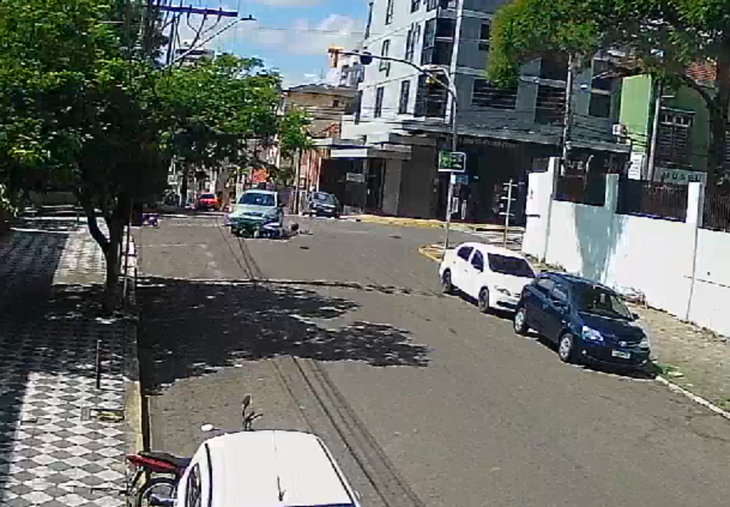 título imagem VÍDEO: colisão entre carro e moto deixa uma pessoa ferida no centro de Santa Maria