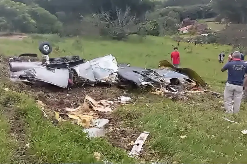 Avião cai em Minas Gerais e deixa sete mortos