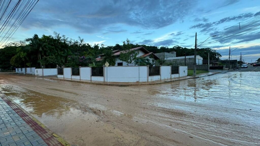 Chuva forte deixa deixa rastro de destruição em Jaraguá do Sul e Itapoá