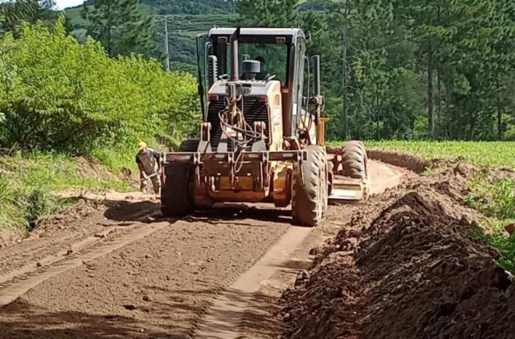 Recuperação de estradas e pontes avança na zona rural
