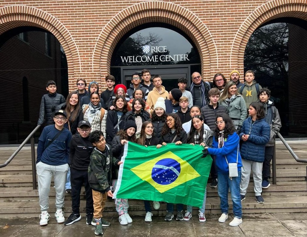 Estudantes de Joinville desembarcaram após 12 dias de treinamento na NASA, nos Estados Unidos