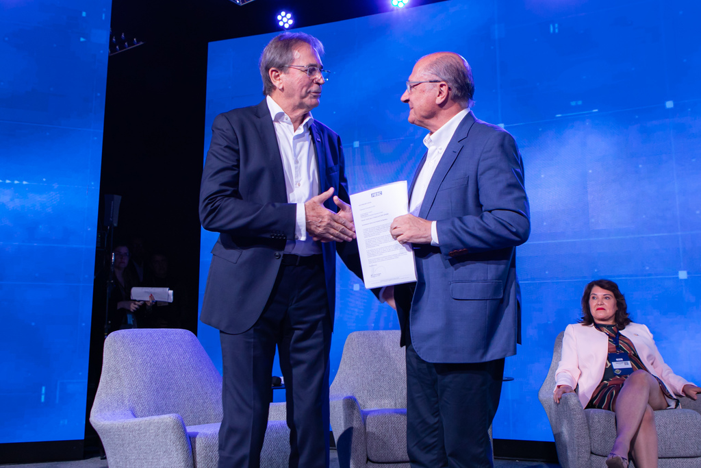 Vice-presidente da República recebe as demandas da indústria em evento na Fiesc