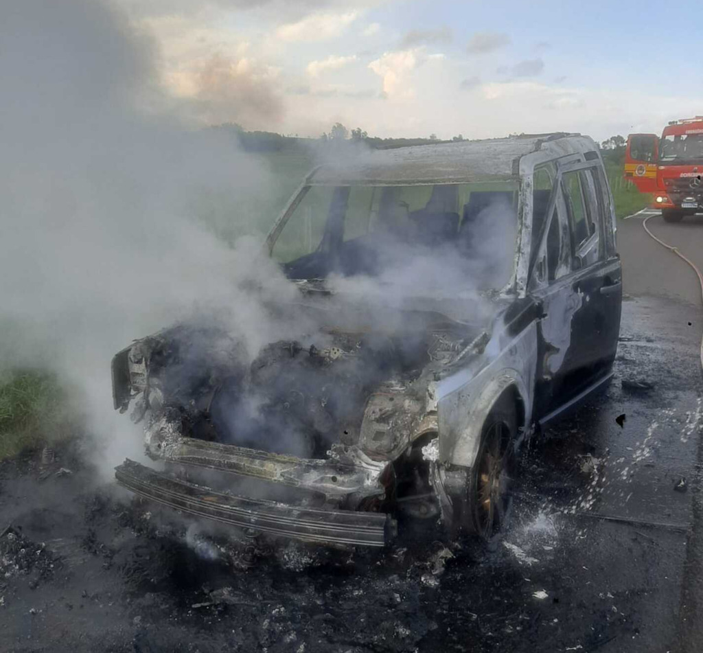 CORPO DE BOMBEIROS DE PASSO DE TORRES  ATENDEU INCÊNDIO EM VEICULO NA BR-101