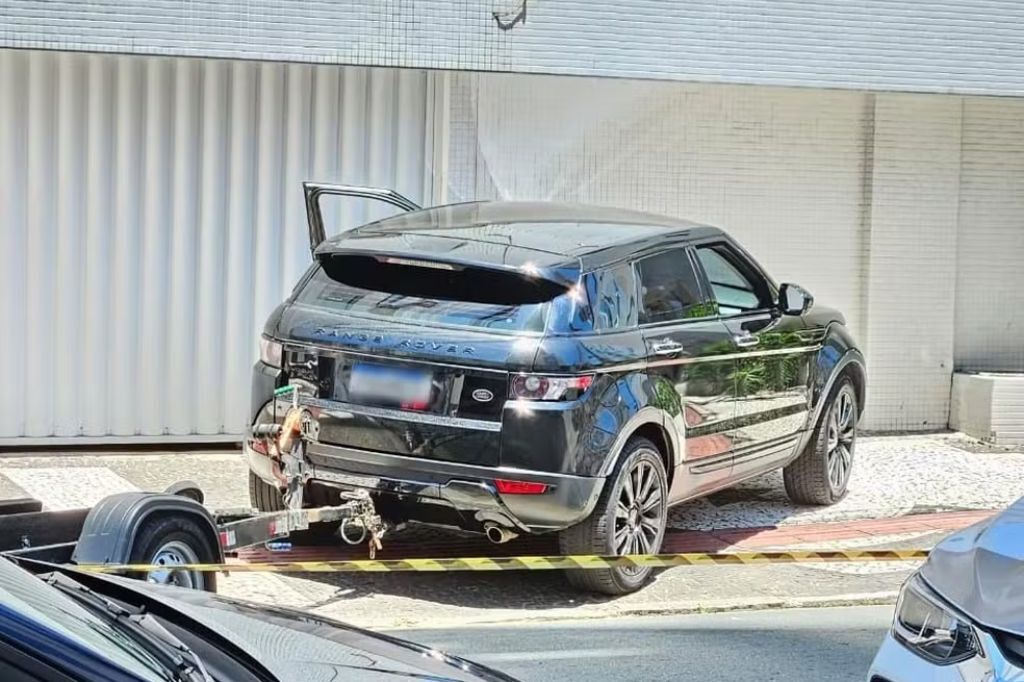  - Carro de homem que foi assassinado perto do prédio onde morava em Balneário Camboriú — Foto: Matheus Carvalho/Jornal Razão/Divulgação