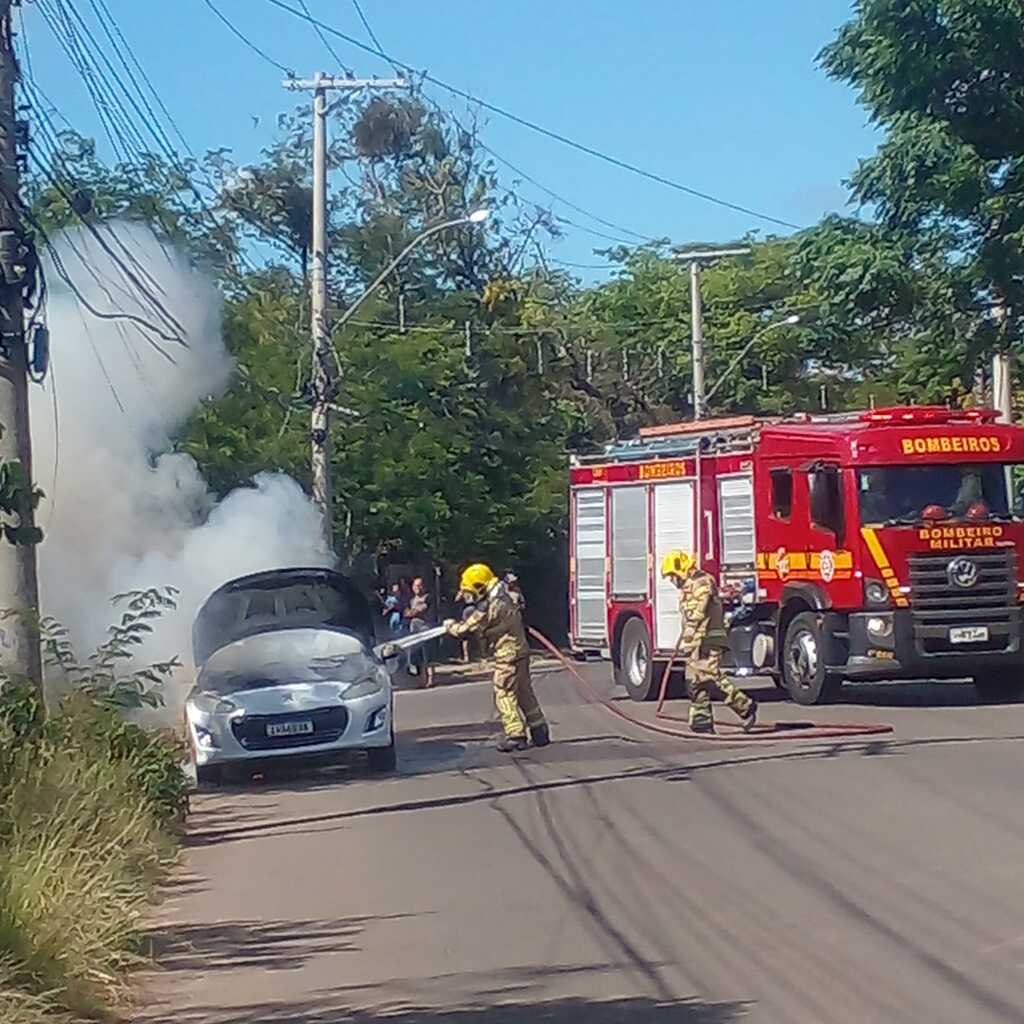 Carro pega fogo logo após sair de oficina mecânica em Santa Maria