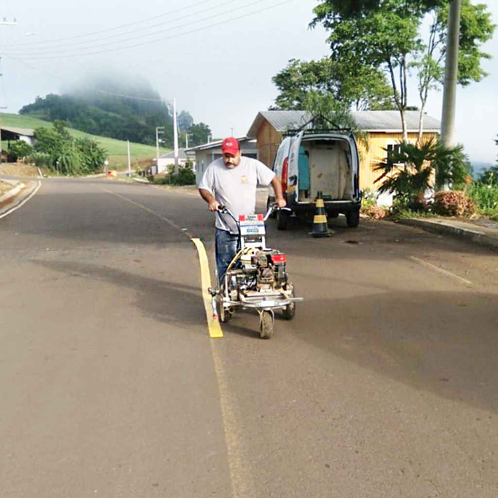 Diretoria de Trânsito do município de Ouro revitaliza a sinalização no acesso ao Bairro Kleinübing