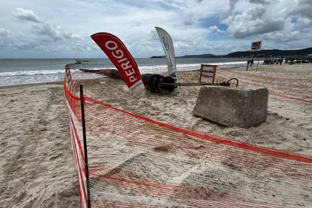  - Área foi sinalizada em Jurerê para obras de alargamento na praia — Foto: Juan Todescatt/NSC TV