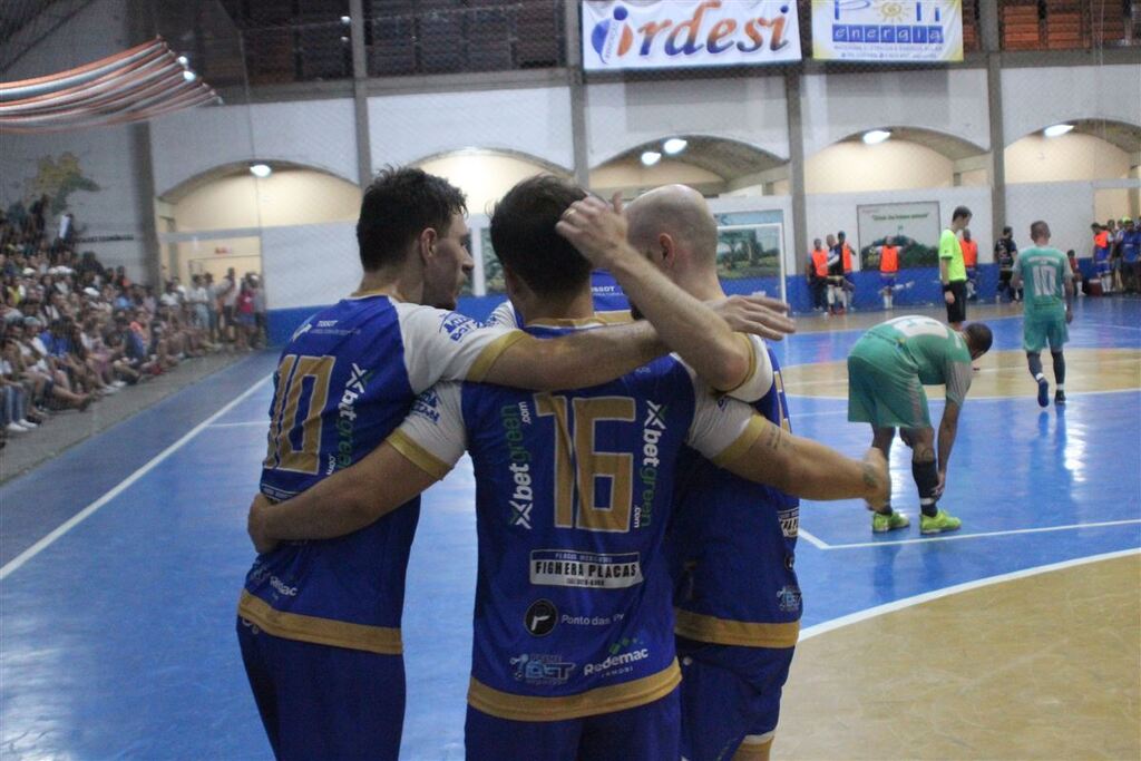 Foto: José Jaci (Valência Futsal) - Jogadores do Valência, de azul, comemoram vitória na semifinal