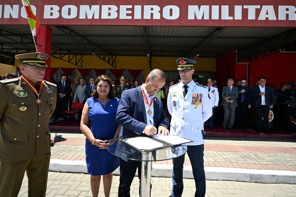 Governador assina decreto que institui a indenização de fardamentos aos policiais e bombeiros militares