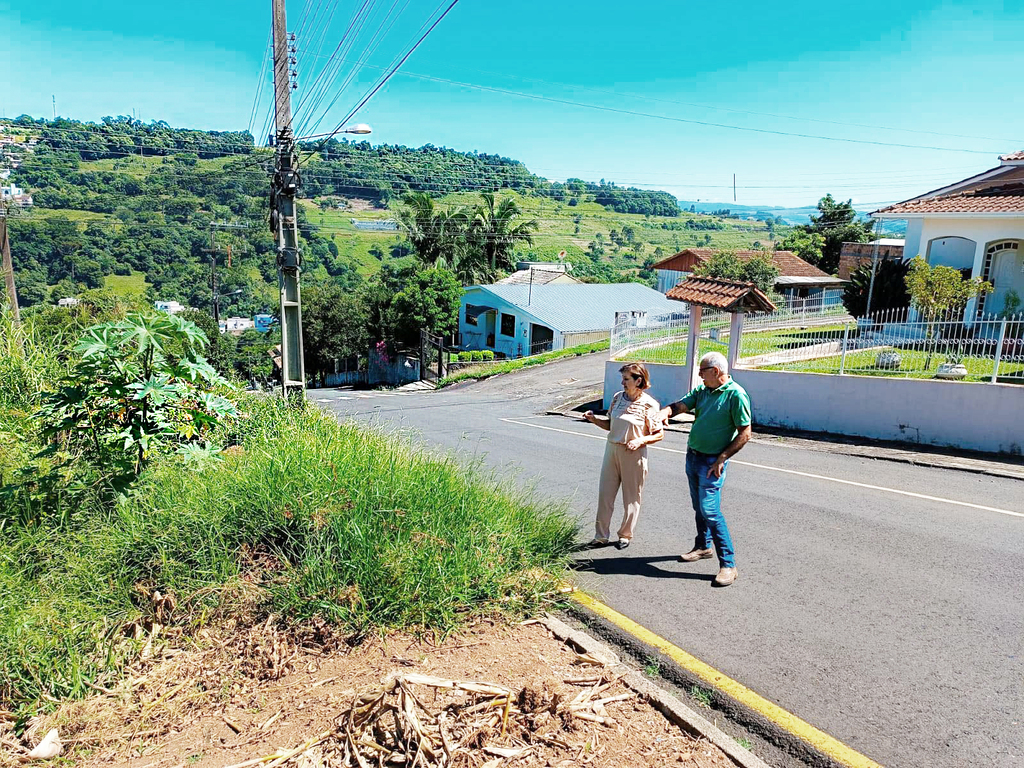 Prefeita em exercício de Capinzal e secretário visitam loteamento e Bairro para avaliar a instalação parques infantis