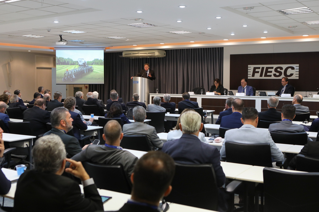 Filipe Scotti/Fiesc - Assis Strasser relatou o plano de expansão durante reunião de diretoria da Fiesc, em Florianópolis