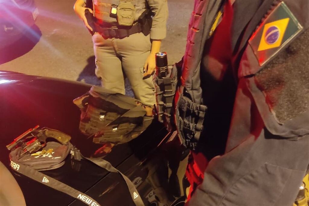 Foto: Polícia Rodoviária Federal (PRF) - Revólver de fabricação Argentina com seis munições foi apreendido com o passageiro do veículo