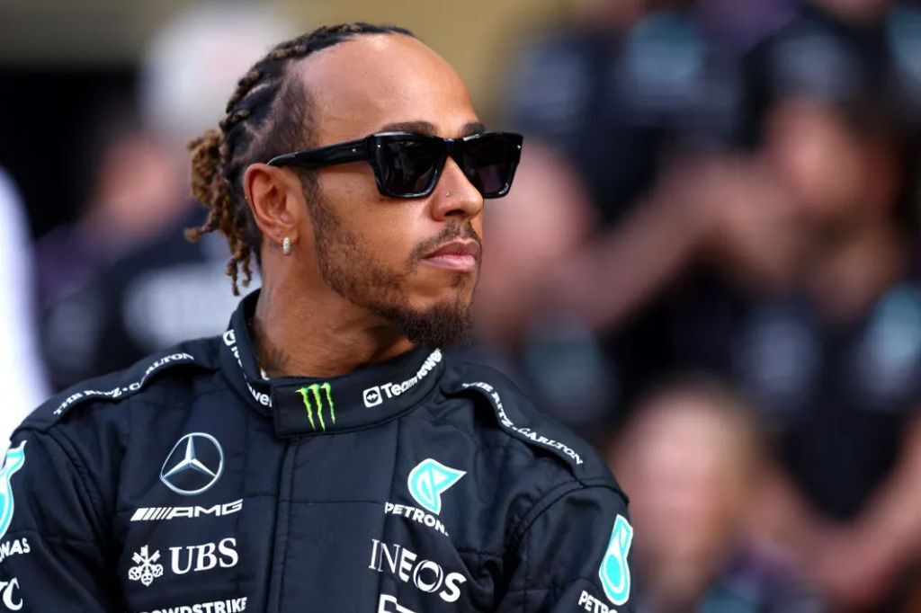  - Lewis Hamilton participa de foto oficial da Mercedes antes do GP de Abu Dhabi da F1 2023 — Foto: Clive Rose/Getty Images