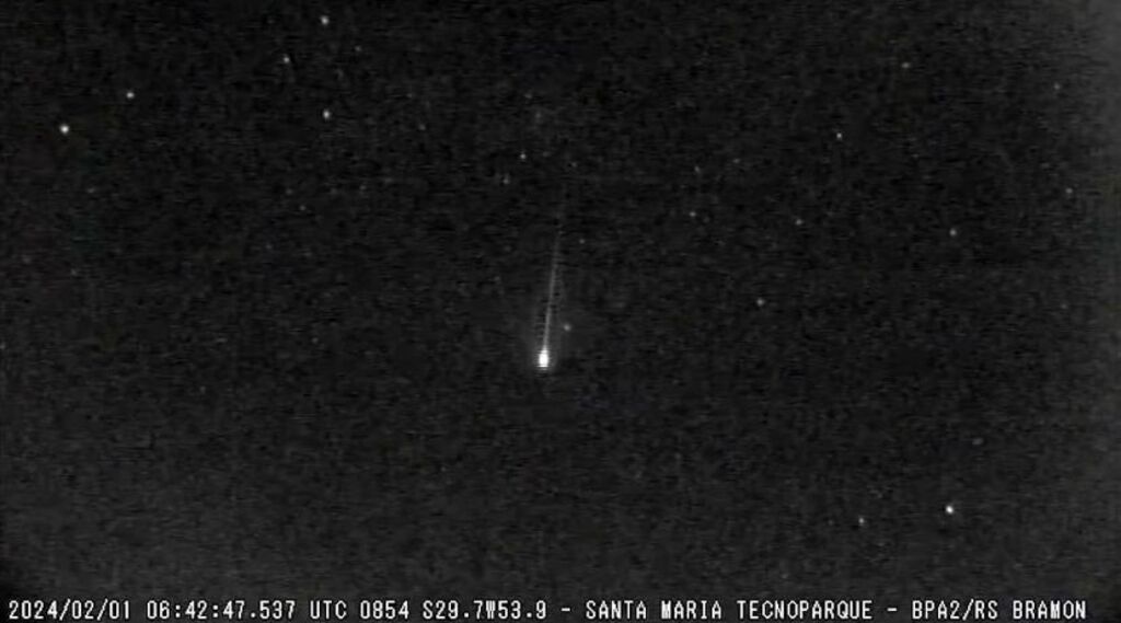título imagem Meteoros cruzam sobre Santa Maria durante madrugada