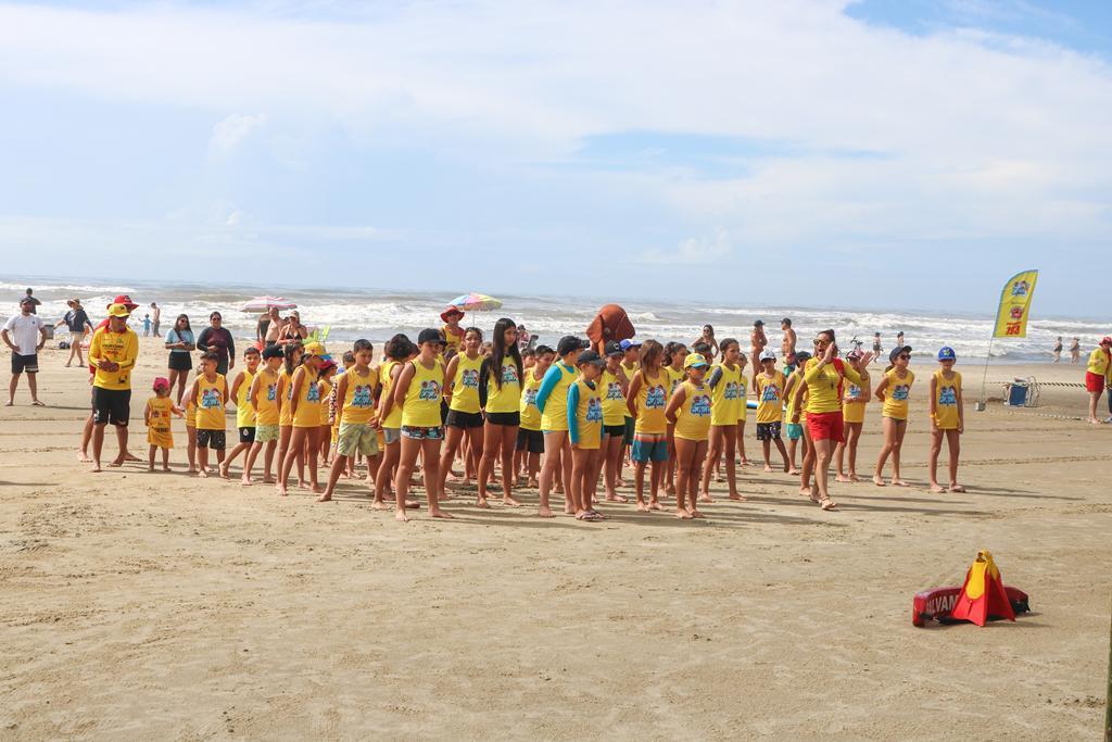 PROJETO GOLFINHO FORMA MAIS DE 120 ALUNOS EM PASSO DE TORRES