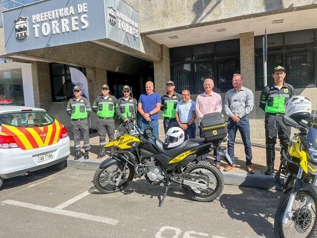 DEPARTAMENTO DE TRÂNSITO DA PREFEITURA DE TORRES RECEBE DUAS MOTOS