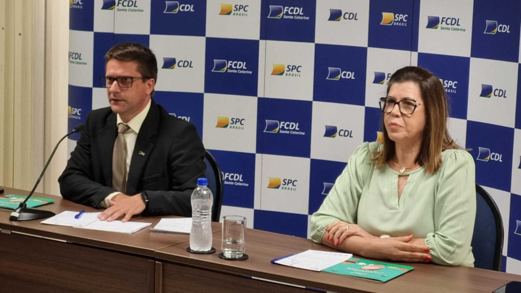 Divulgação FCDL - Onildo Dalbosco Jr., presidente da FCDL/SC; e Maria Luisa Lasarim, diretora administrativa da Sicoob SC/RS