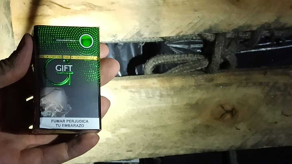 Divulgação - Policiais federais e servidores da Receita Federal vistoriaram um caminhão e identificaram os cigarros escondidos sob uma carga de carvão
