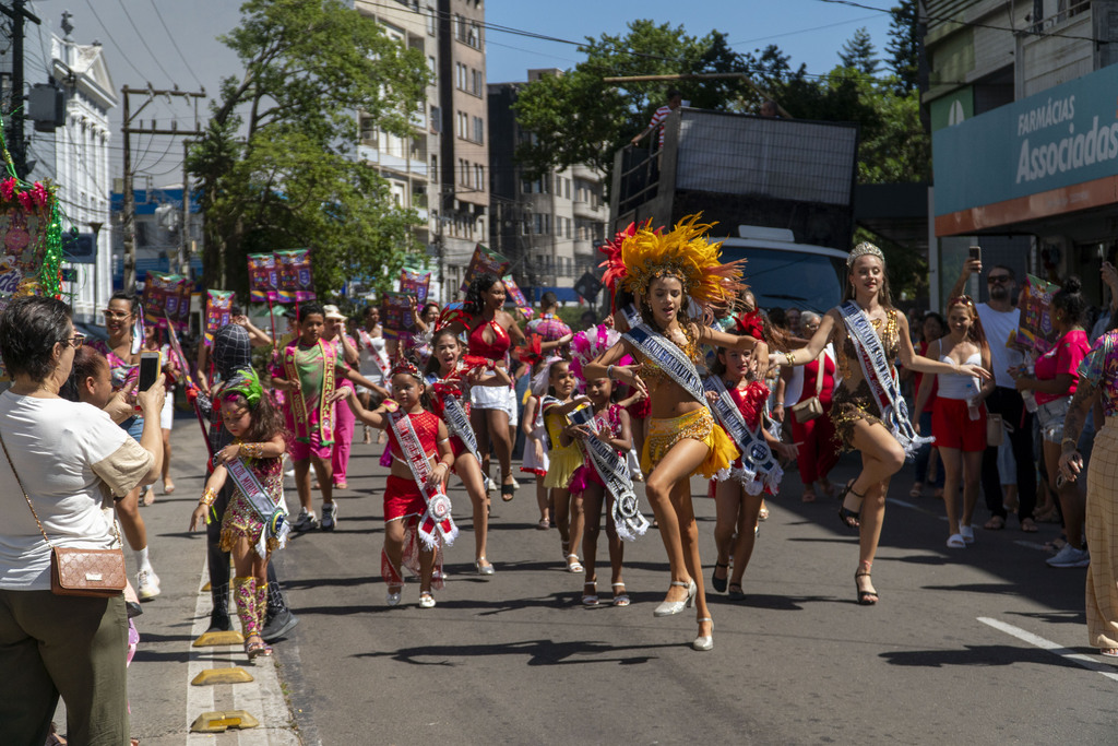 título imagem Desfile de Carnaval da CDL passou pelas principais ruas do Centro de Santa Maria