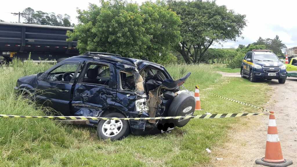 Divulgação PRF - Na colisão com uma carreta, o Ecosport, com placas de Piratini, ficou destruído
