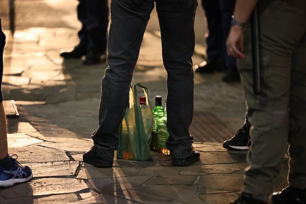 11 pessoas são autuadas pela lei que proíbe o consumo de álcool em via pública neste fim de semana
