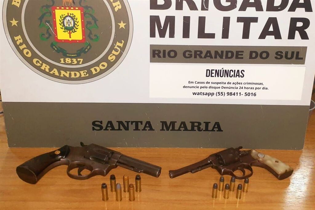 Foto: Brigada Militar - Dois revólveres calibres 38 e 32 com seis munições cada foram apreendidos com os adolescentes