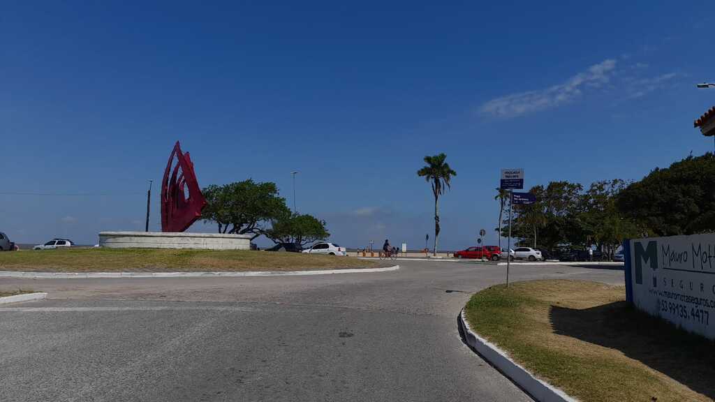 Foto: Cíntia Piegas - Por oferecer perigo, o monumento Velas ao Vento foi retirado da rótula da praia em 2021