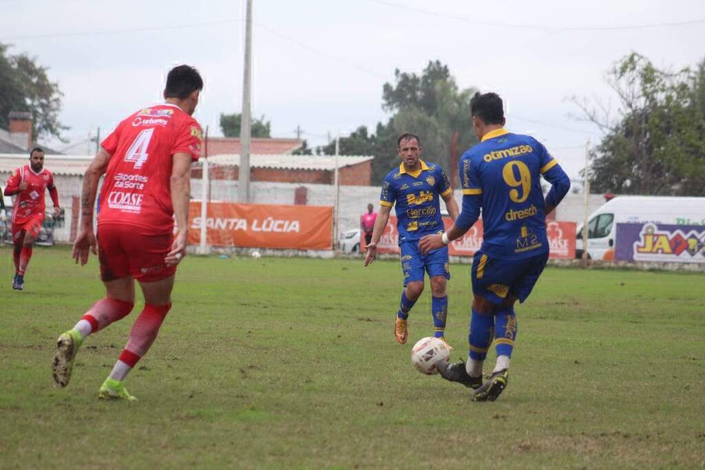 Foto: Lucas Canez - ECP - Escobar (de frente na foto, em ação pelo Lobo em 2023) acertou com o Veranópolis; Thalles (de costas) vai defender o Esportivo