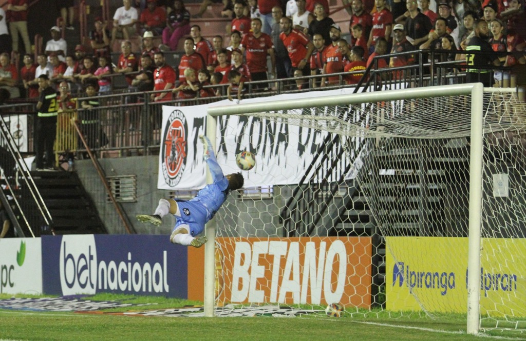 Foto: Jô Folha - DP - Pitol chegou a tocar na bola, mas não evitou o primeiro gol rubro-negro na noite deste domingo