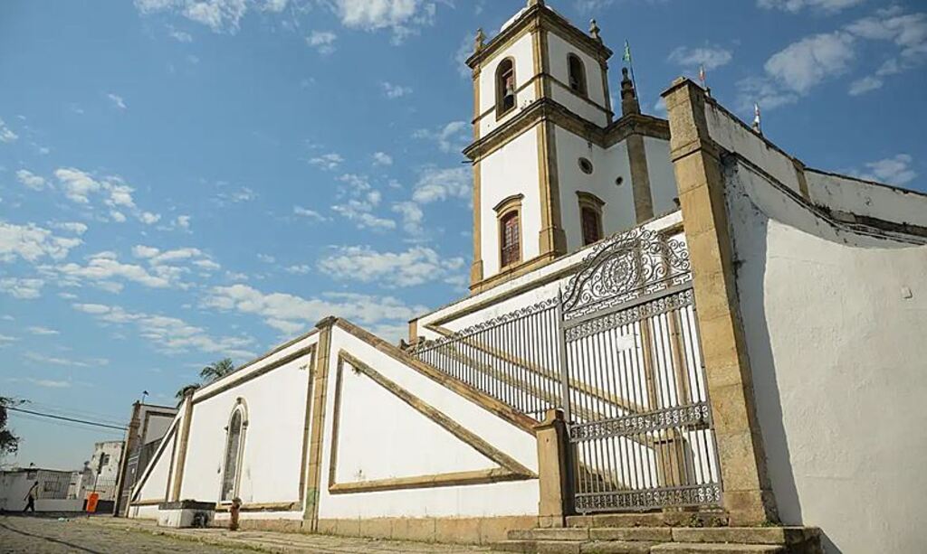 Brasil tem mais estabelecimentos religiosos que escolas e hospitais