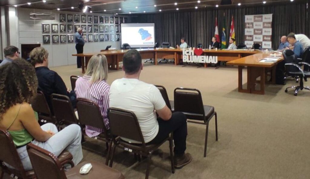Centro de Inovação Blumenau apresenta ações do Conecta AMVE para prefeitos da região