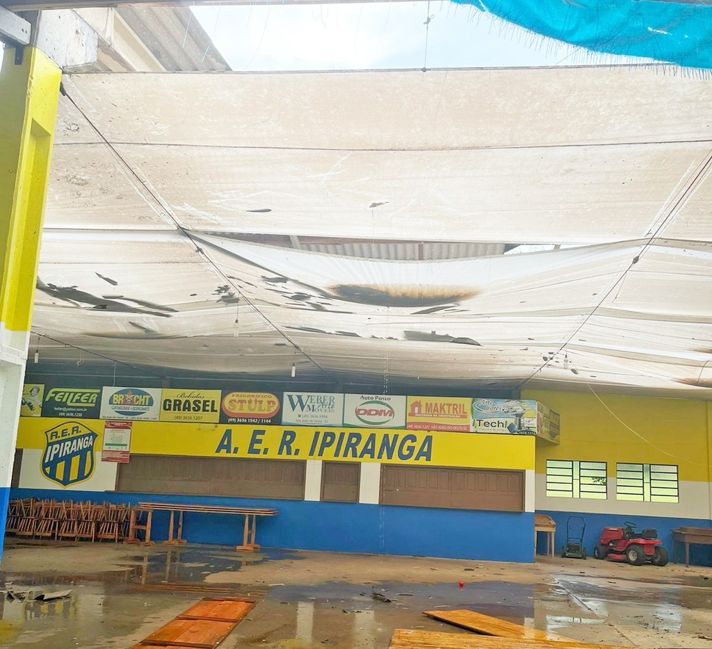Vendaval arranca parte do telhado de clube de São João do Oeste