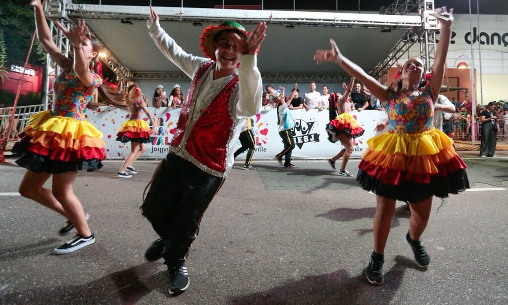 Desfile das Escolas de Samba encanta público joinvilense com festa de cores, ritmos e tradição