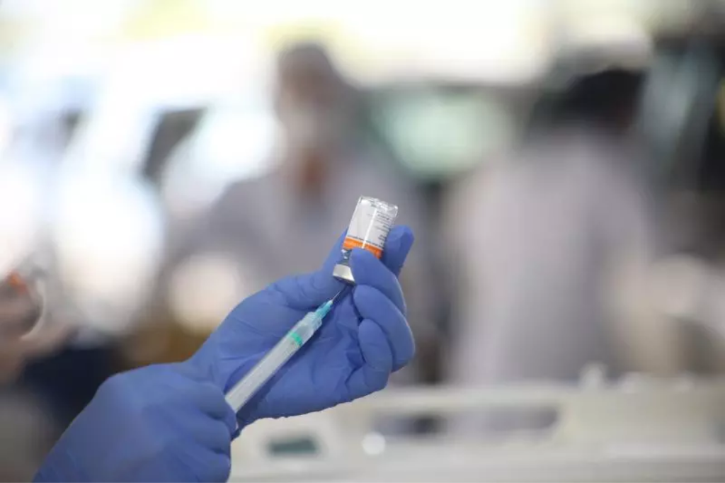 Dispensa de vacina da Covid-19 em SC coloca prefeituras na mira do MPSC