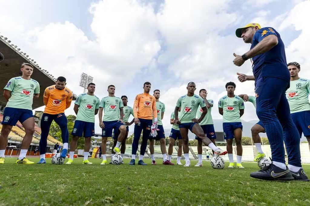  - Ramon Menezes prepara a seleção brasileira pré-olímpica para enfrentar o Paraguai — Foto: Joilson Marconne / CBF